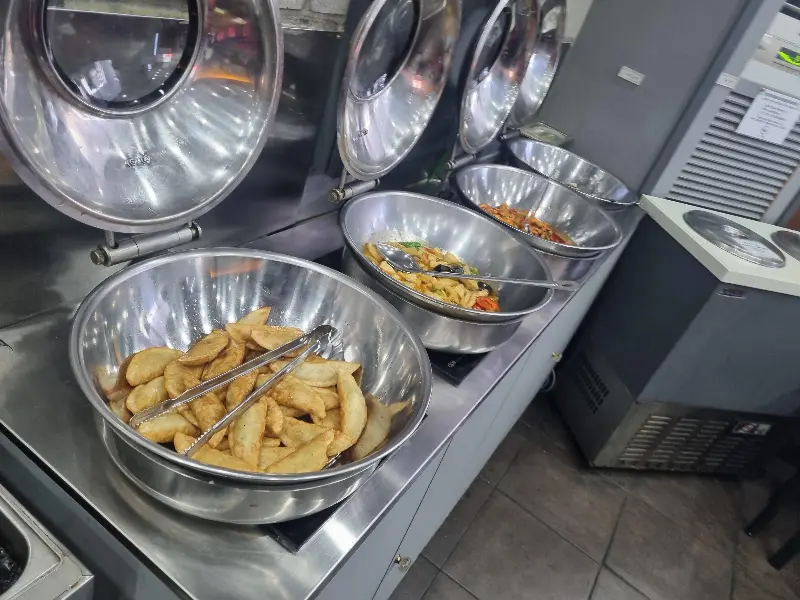 뷔페식으로 다양한 요리가 준비된 모습