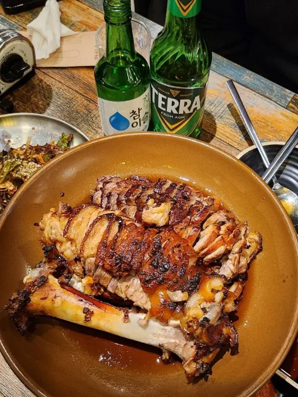 술과 함께 즐기는 화덕족발