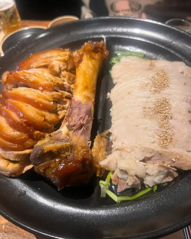 윤기가 흐르는 족발