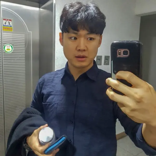 카페에서 찍은 셀카