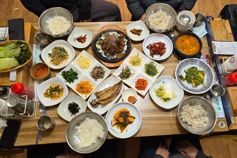 상다리 휘어지게 차려진 한 상