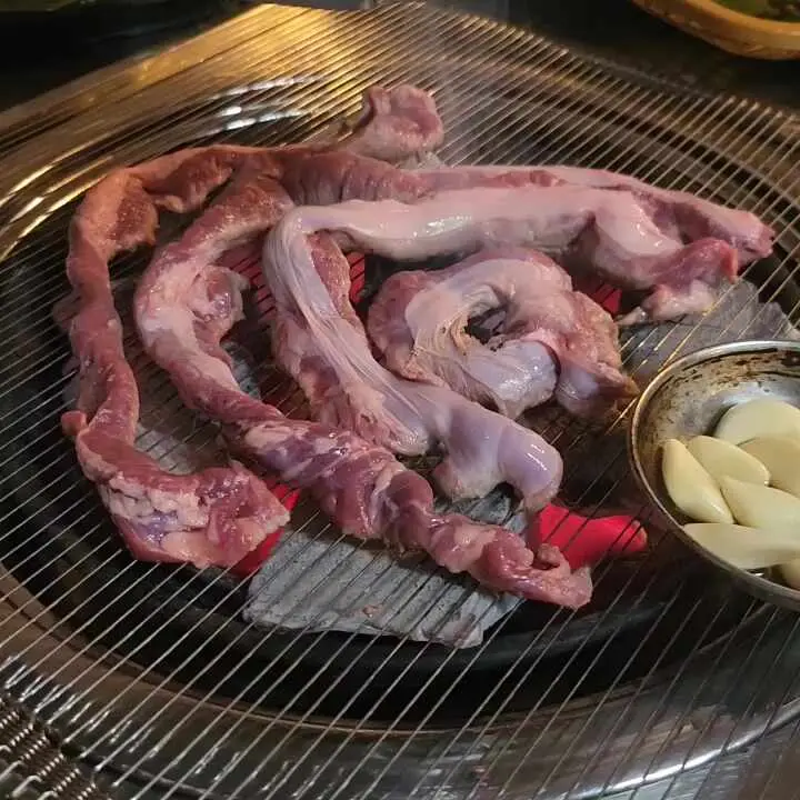 숯불 위에서 맛있게 익어가는 갈매기살