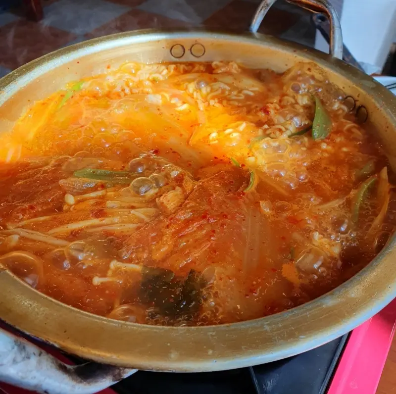 얼큰한 김치찌개