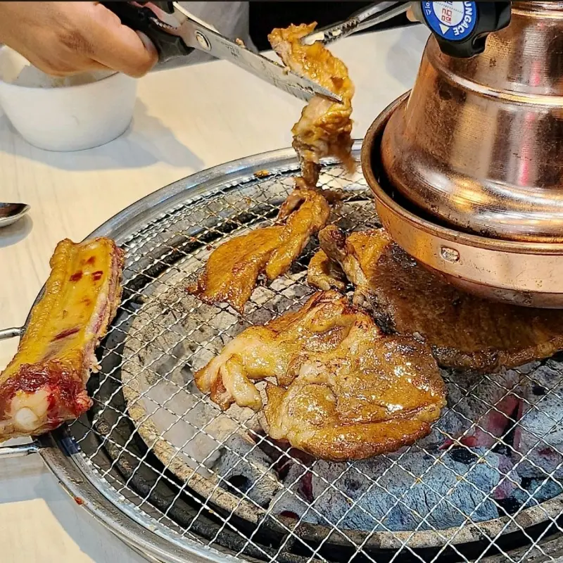불판 위에서 맛있게 익어가는 고기
