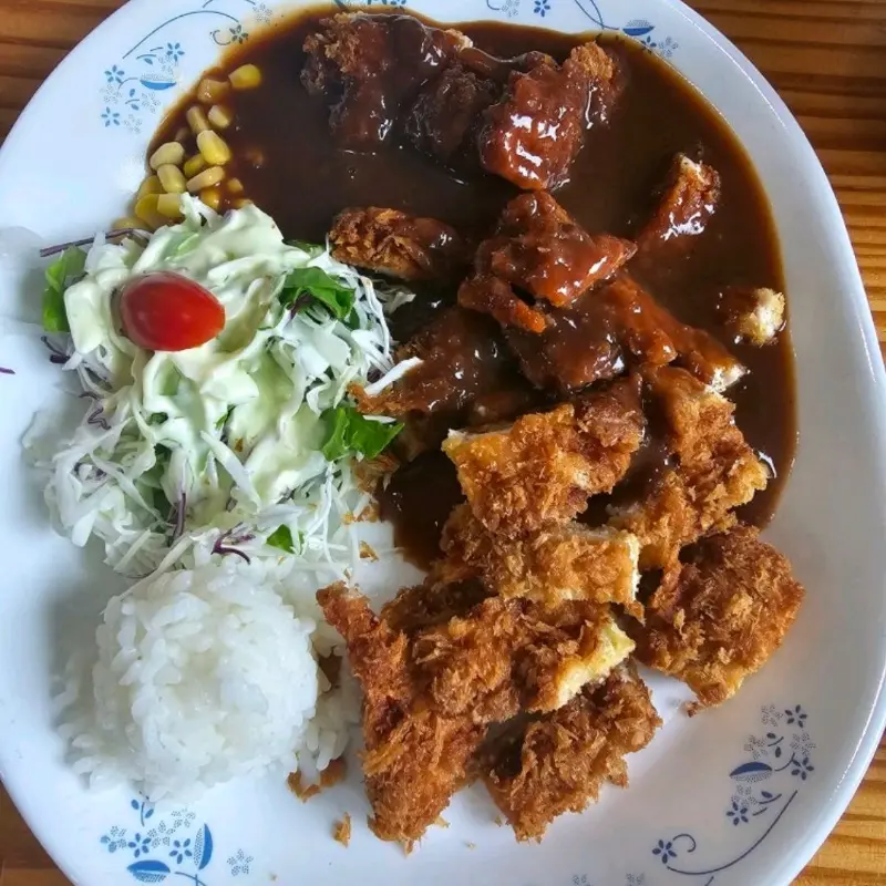 토마토 소스가 듬뿍 뿌려진 돈까스