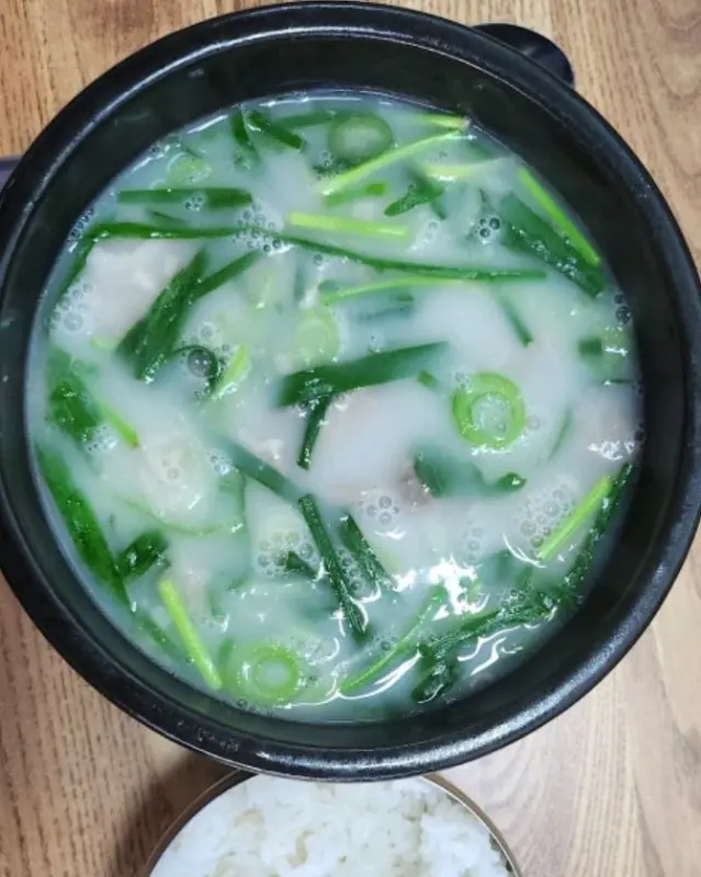 뽀얀 돼지국밥 국물