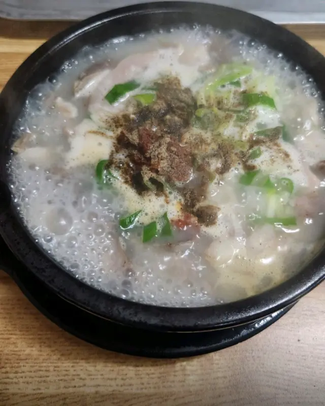 보글보글 끓고 있는 돼지국밥