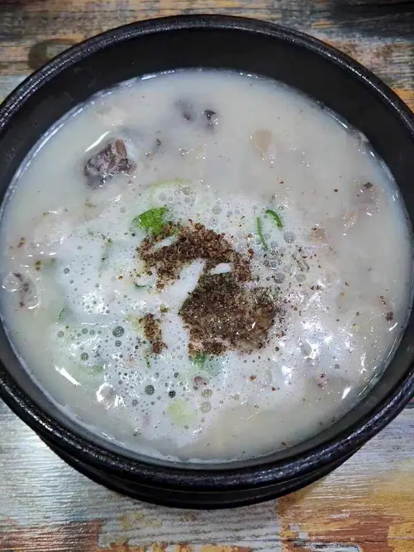 뽀얀 국물이 인상적인 순대국