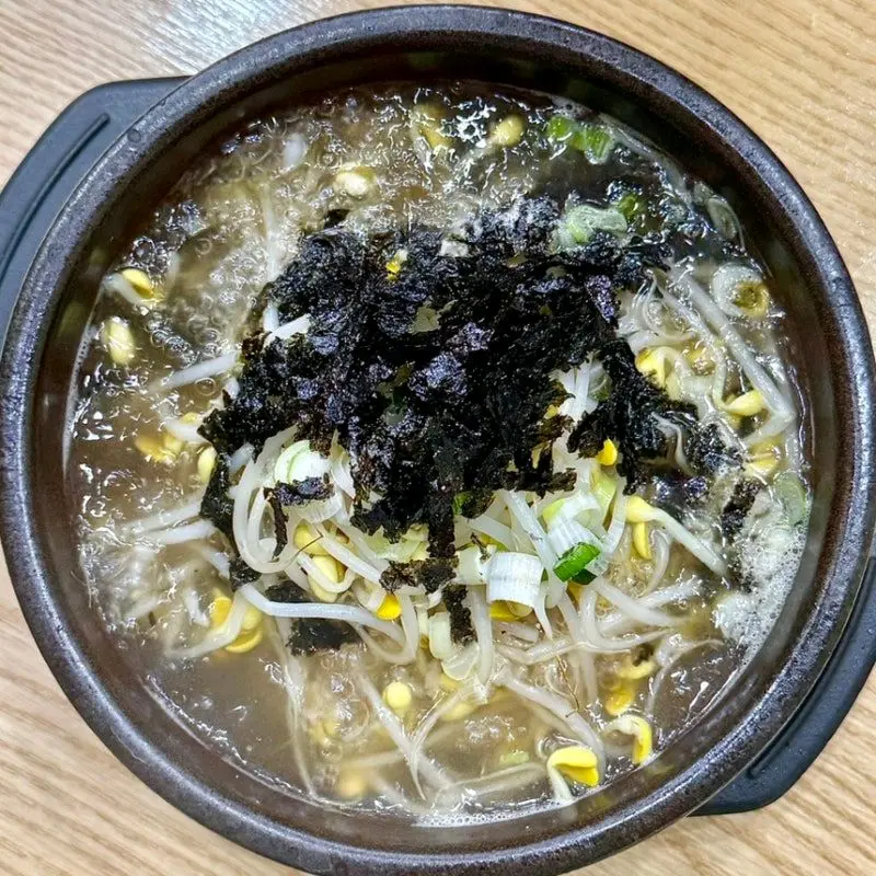 김가루가 듬뿍 뿌려진 콩나물국밥
