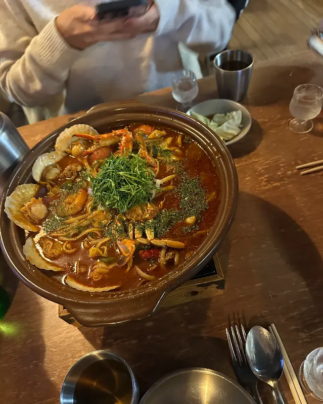해산물이 가득한 국물 요리