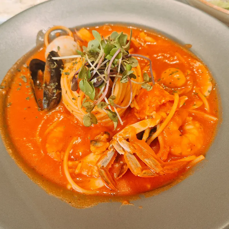 해산물이 가득한 토마토 파스타