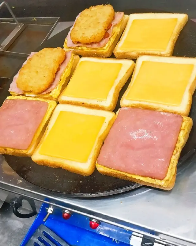 만들어지고 있는 토스트