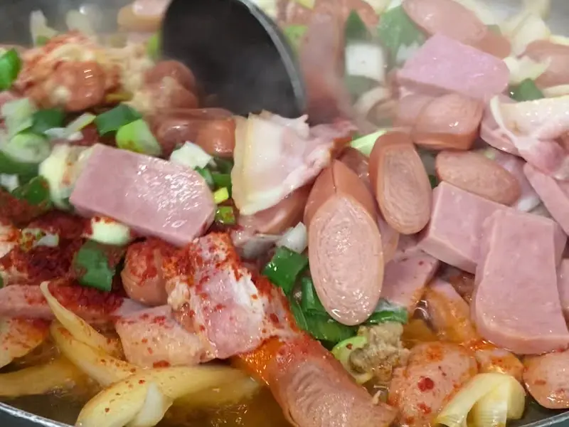 맛있게 볶아지는 부대볶음