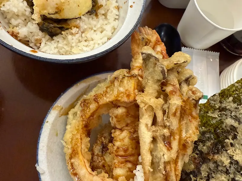 밥 위에 올려진 튀김들