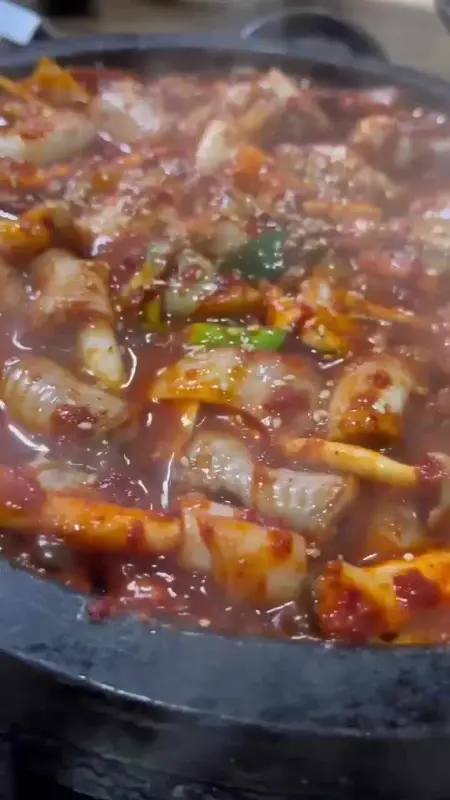 꼼장어 볶음의 매콤한 비주얼