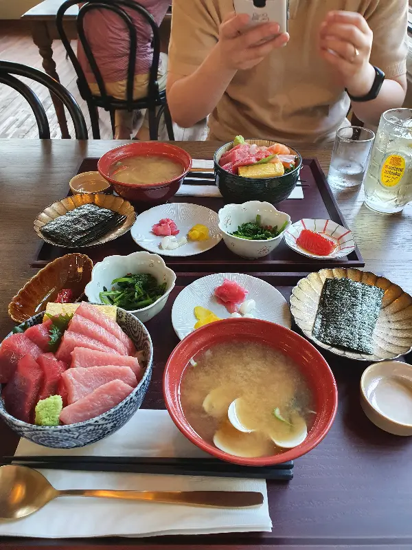 다양한 해산물이 올라간 덮밥