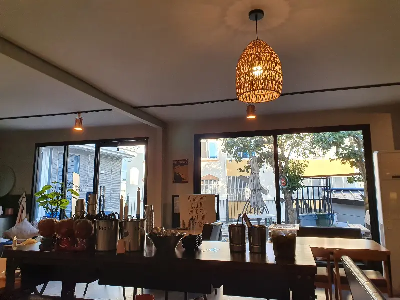 아늑한 분위기의 식당 내부