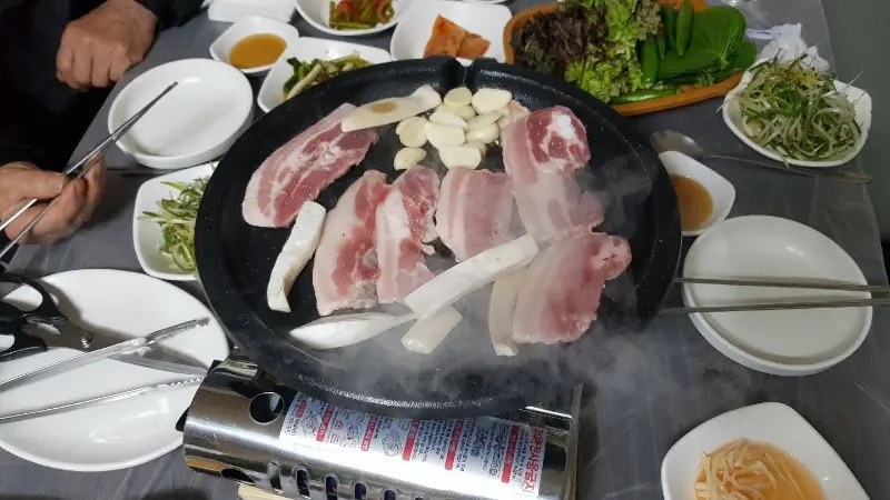 고기 굽는 모습