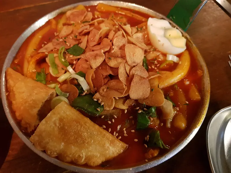 접시에 담긴 떡볶이의 모습