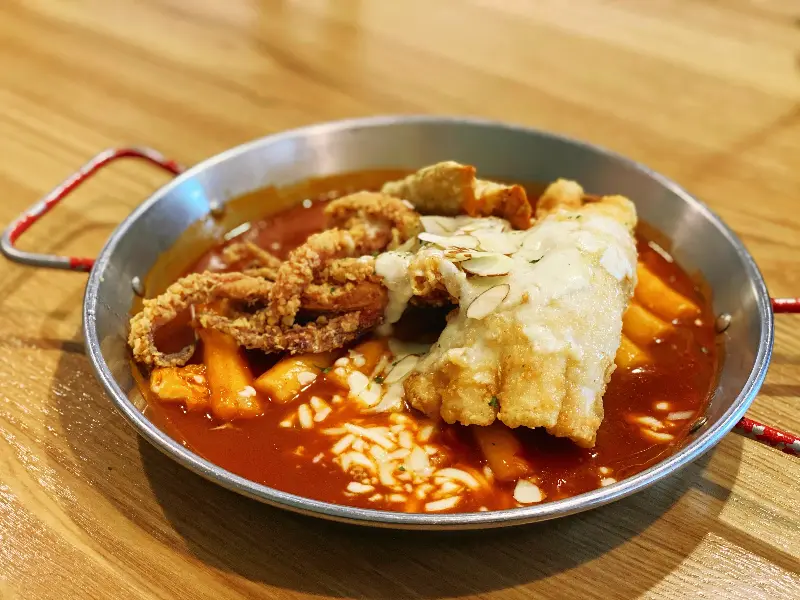 테이블에 놓인 식기류