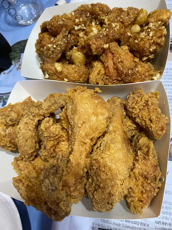 두 마리 치킨의 다양한 부위