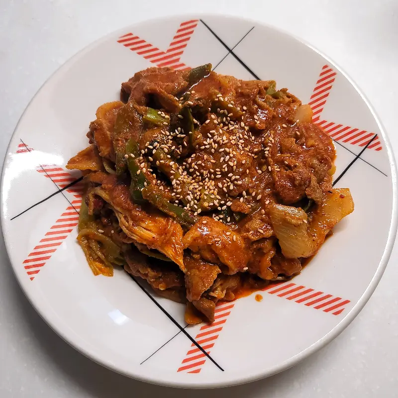 매콤달콤한 양념이 밥 한 공기를 뚝딱 비우게 만드는 마성의 맛