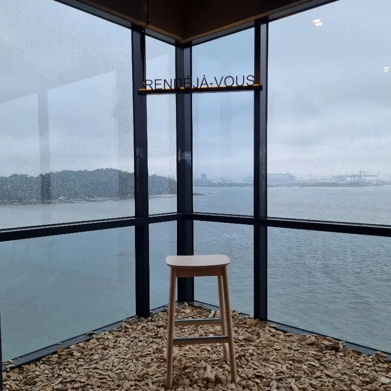 바다를 배경으로 사진을 찍을 수 있는 포토존