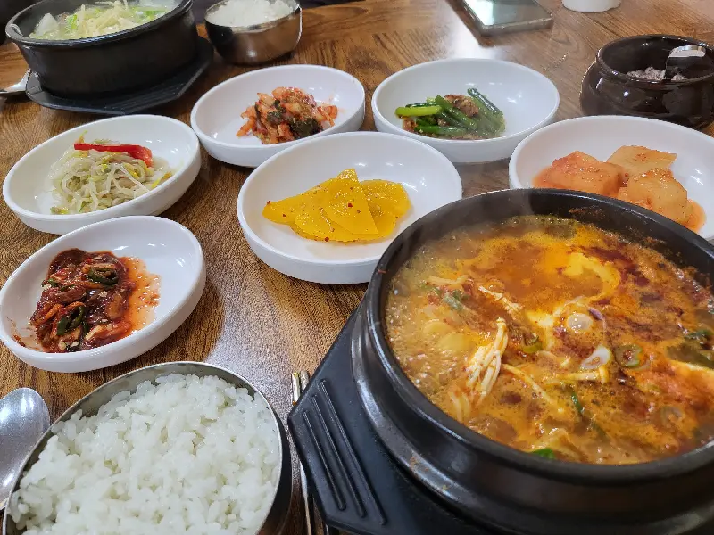 순두부찌개 한 상 차림
