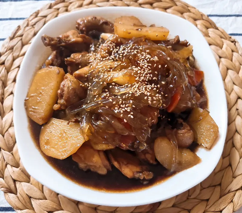 달콤 짭짤한 양념에 푹 졸여진 닭볶음탕, 밥도둑이 따로 없지!