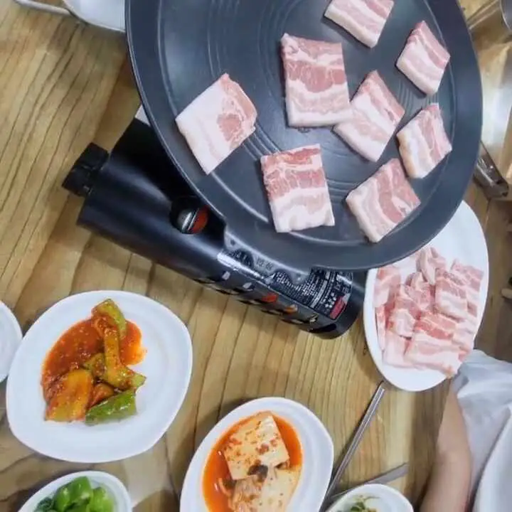 불판 위에 올려진 삼겹살