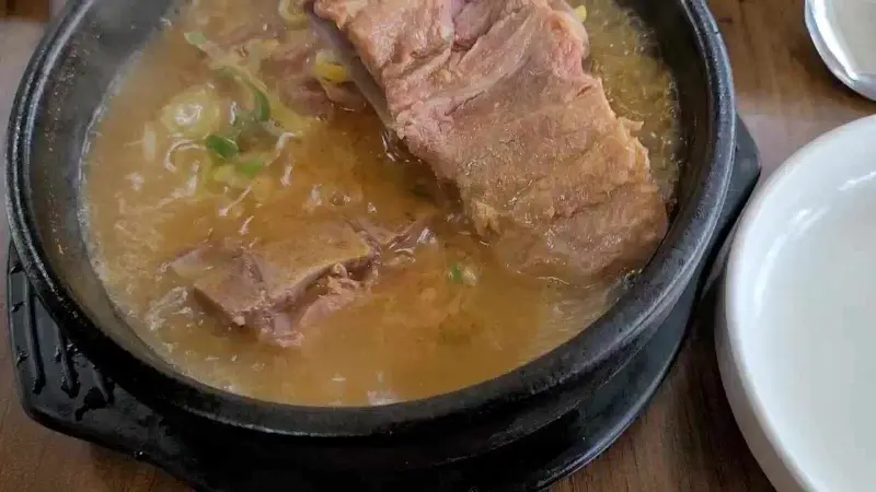 살이 두툼하게 붙어있는 뼈해장국