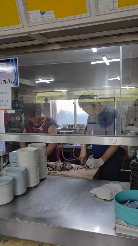 특순대국밥에 곱창이 가득 들어있는 모습