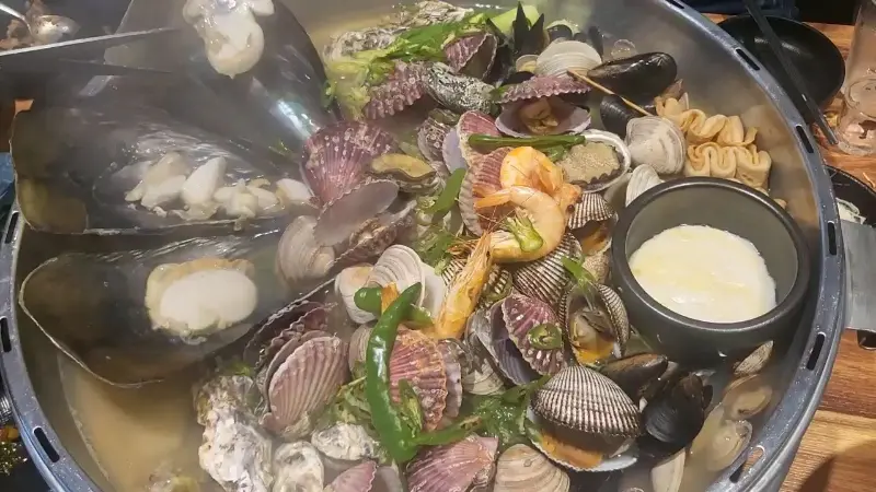 다양한 해산물이 푸짐하게 담긴 조개전골의 모습