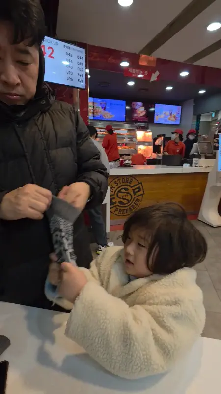 아이와 함께 KFC를 방문한 손님