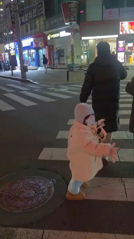 횡단보도를 건너는 아이