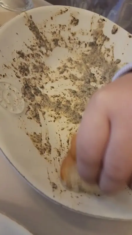 맛있는 음식을 남김없이 먹은 흔적