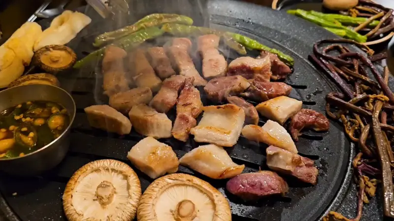 불판 위에서 익어가는 고기