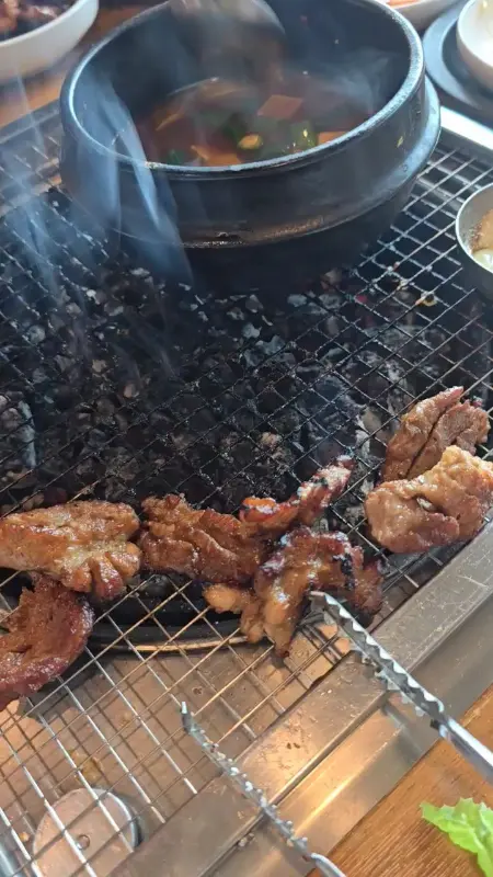 숯불 위에서 구워지는 돼지구이