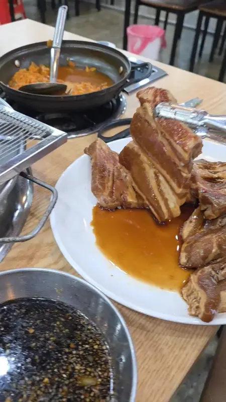 돼지갈비를 굽는 모습