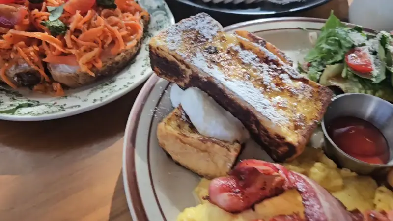 프렌치토스트와 샐러드, 베이컨 등이 담긴 브런치 메뉴