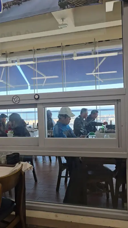 넓은 창으로 보이는 바다 풍경