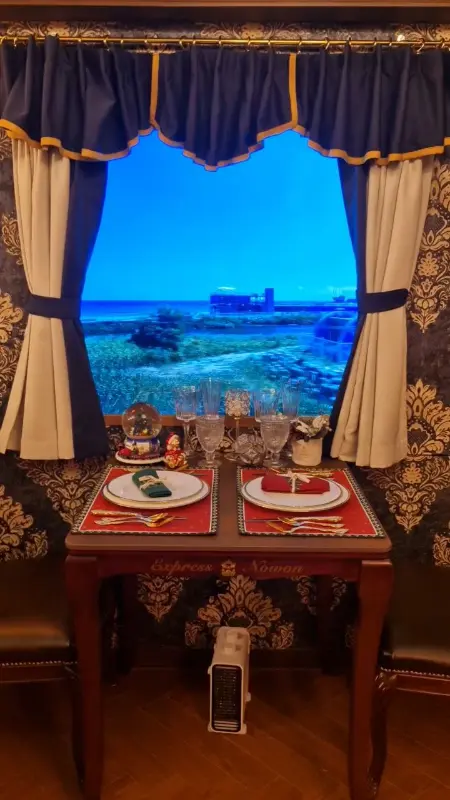 기차 내부 테이블 세팅