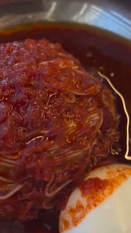 매콤한 양념장이 듬뿍 올려진 비빔냉면