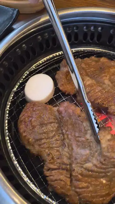 숯불에 구워지는 양념갈비