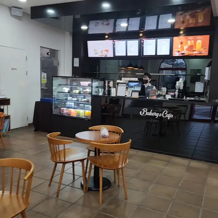 깔끔하게 정돈된 카페 내부 모습. 다양한 빵과 디저트가 진열되어 있다.