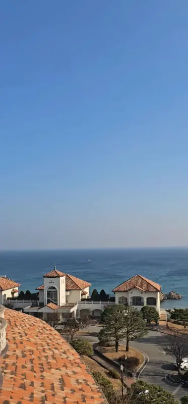 카페에서 바라본 아름다운 오션뷰. 푸른 바다와 하늘이 시원하게 펼쳐진다.