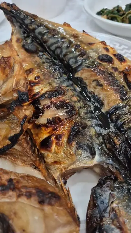 윤기가 흐르는 고등어 구이