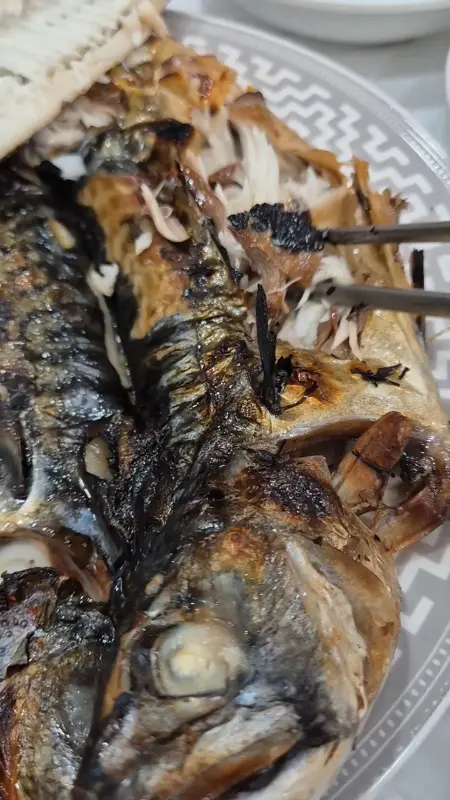 젓가락으로 뜯어낸 생선살