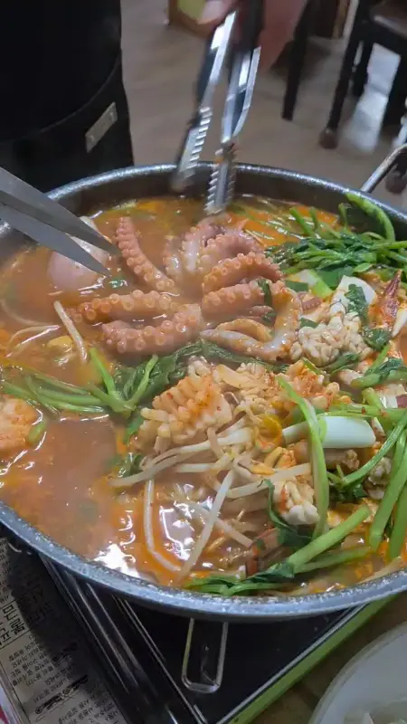해물탕 속 꿈틀거리는 낙지