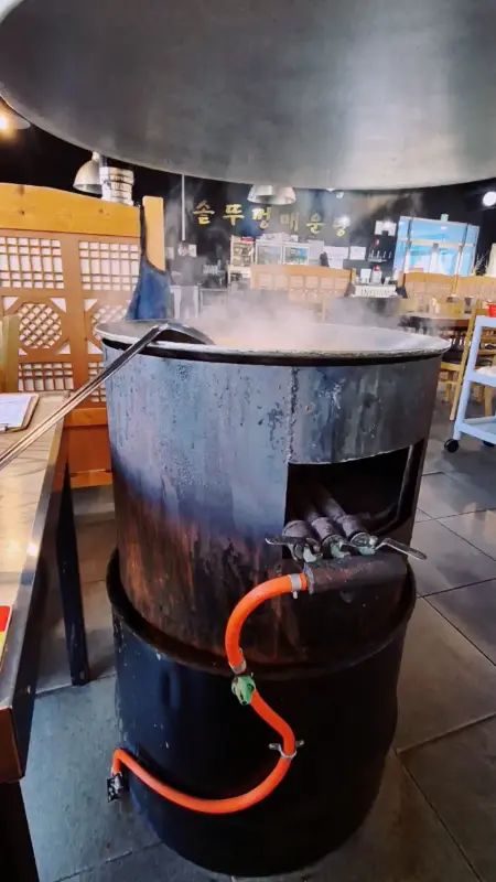솥뚜껑에 끓고 있는 매운탕
